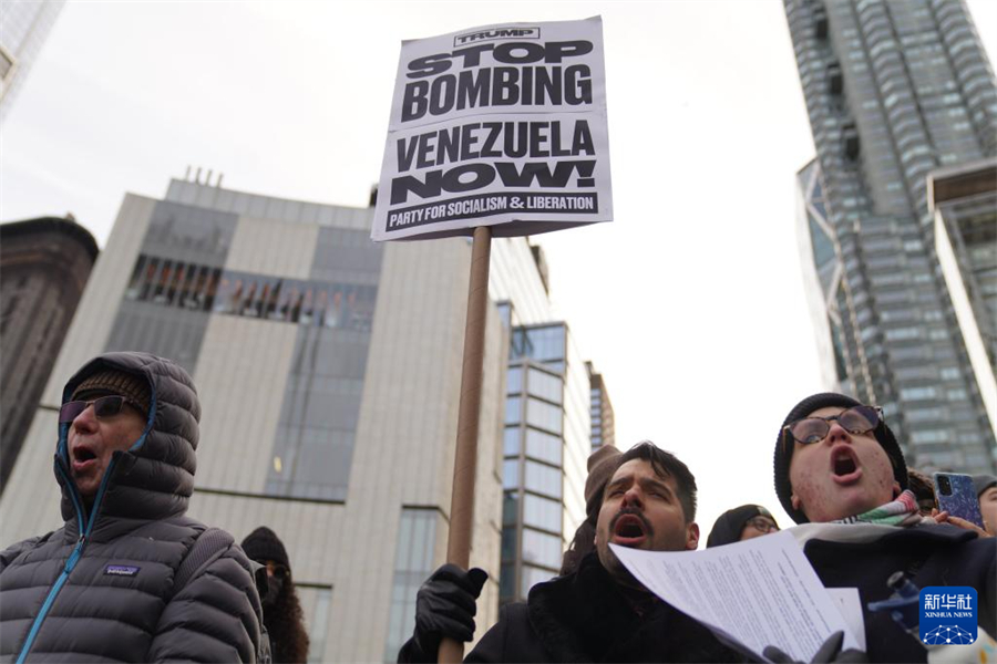 1月3日，在美国纽约，民众参加抗议集会。新华社记者 张凤国 摄