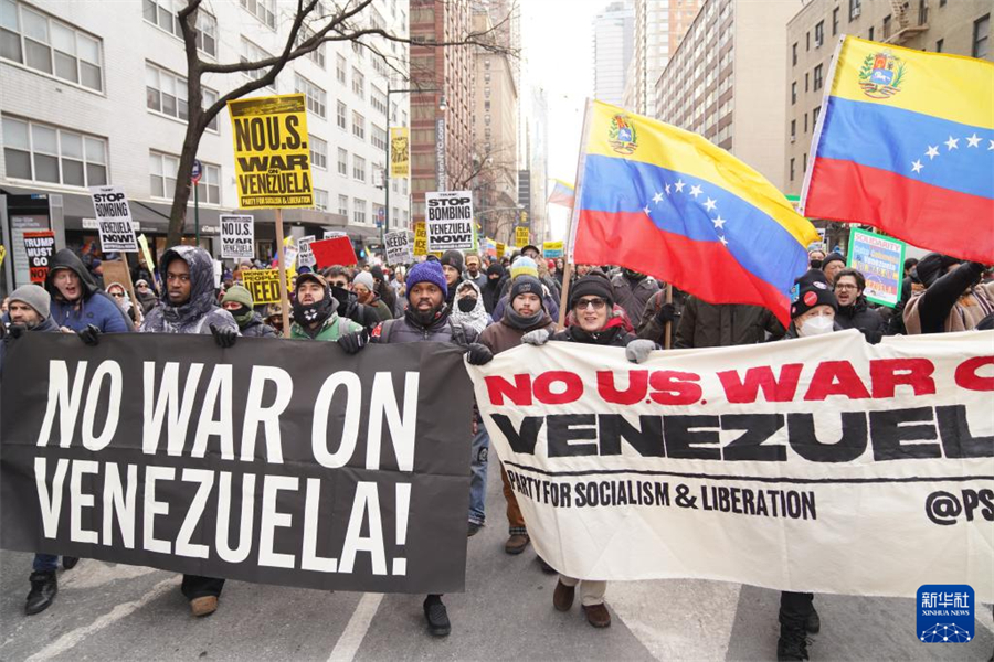 1月3日，在美国纽约，民众参加抗议集会。新华社记者 张凤国 摄