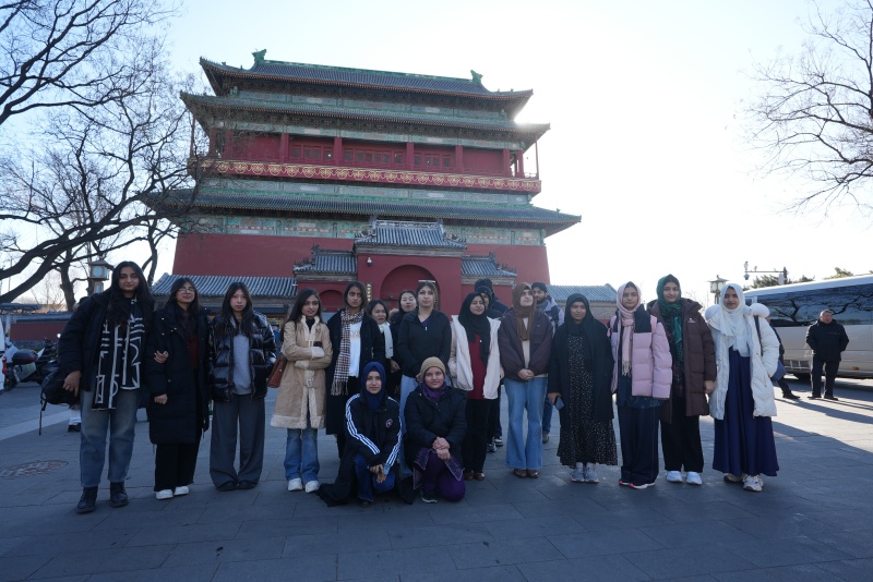 参加活动的留学生在鼓楼前合影。（主办方提供）