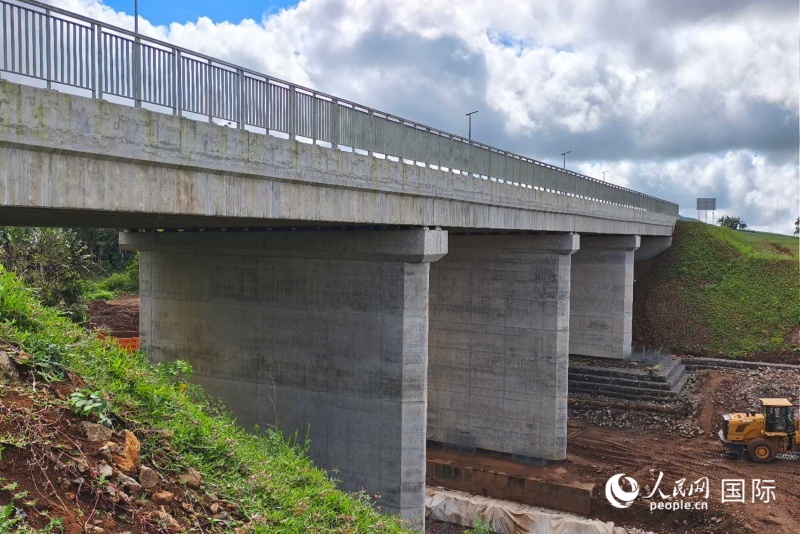 贝松公路上的桥梁 人民网记者黄培昭摄