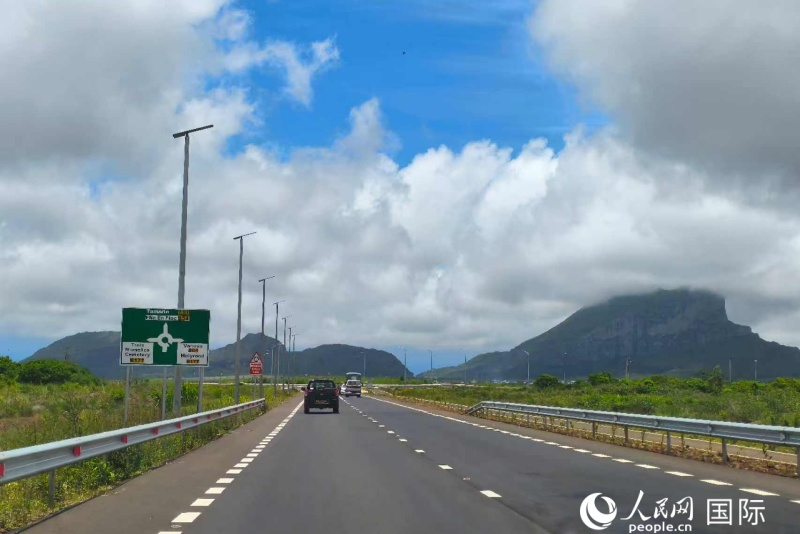 贝松公路 人民网记者黄培昭摄