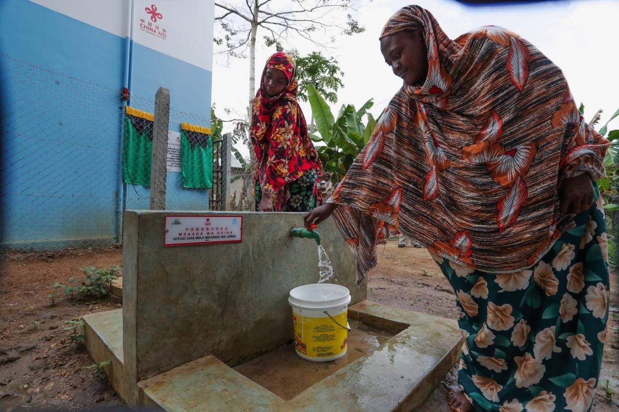 当地村民在取水。丁昕摄