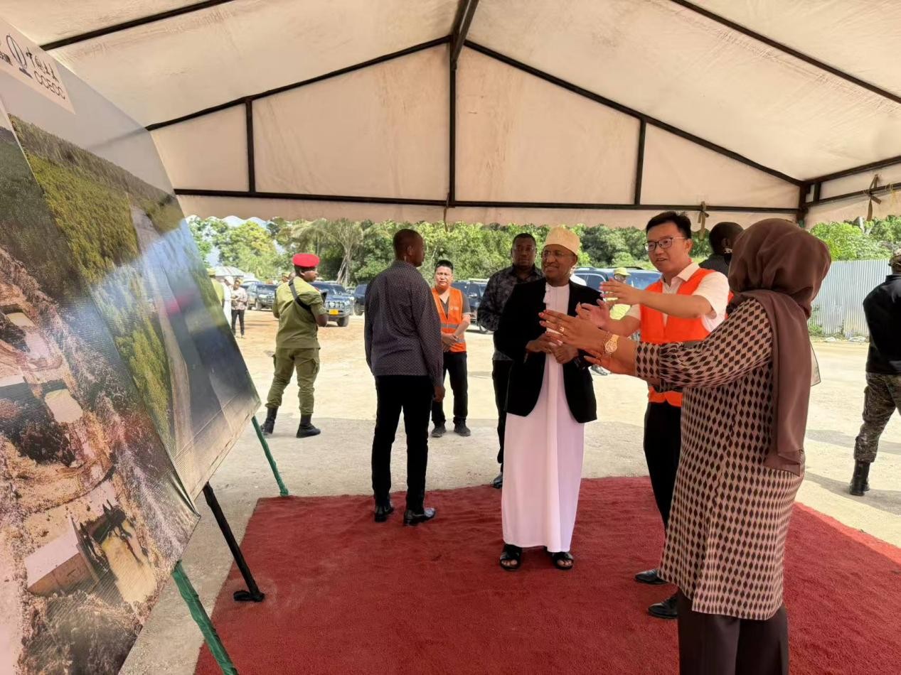 桑给巴尔南部海水潮汐道路奠基仪式现场。中国土木供图