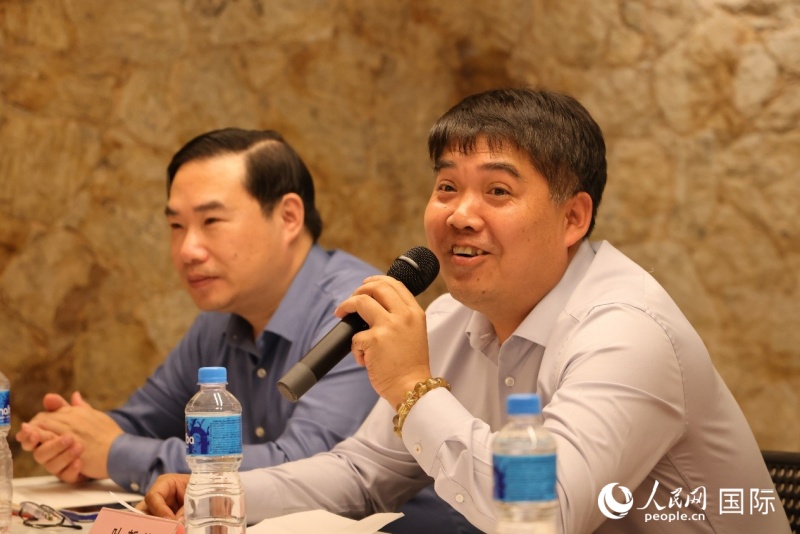 米纳斯州中国和平统一促进会会长叶新锋(右一)在领区台湾同胞新年茶话会上发言。人民网记者 陈海琪摄