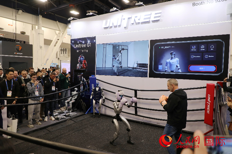宇树科技公司展台进行机器人演示。人民网记者 李志伟摄