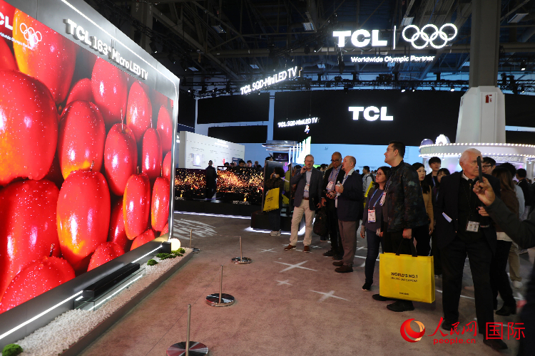 TCL公司展台展示最新显示技术。人民网记者 李志伟摄