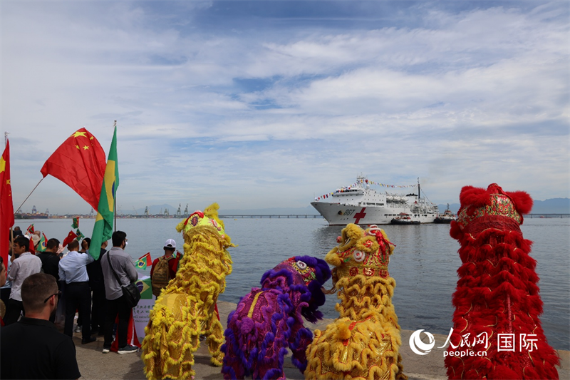 当地时间1月8日上午,“丝路方舟”号医院船抵达巴西里约热内卢。人民网实习生 侯天泽摄