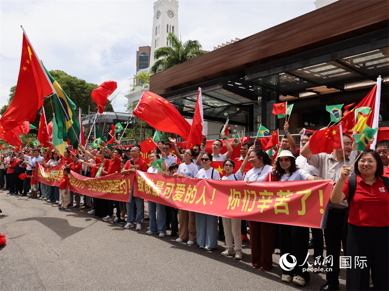 巴西军政官员、中国驻巴西使领馆工作人员以及当地民众、华侨华人和中资机构员工代表等在码头迎接“丝路方舟”号医院船。人民网实习生 侯天泽摄