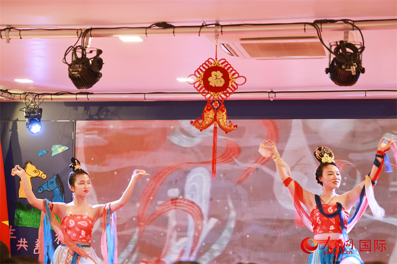 医院船文艺小分队表演舞蹈。人民网记者 陈海琪摄