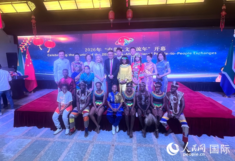 中国驻南非大使吴鹏(中)与演员们合影。人民网记者 邹松摄