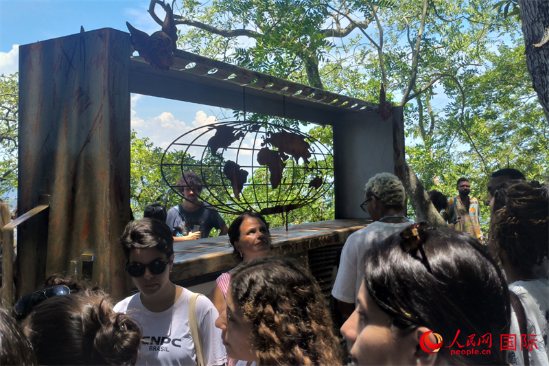 游人驻足欣赏“奇迹工程”文化公益项目第二期核心艺术装置《未知之地的类型》。人民网实习生 侯天泽摄