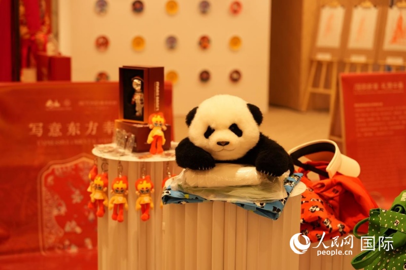 “无界创想 青春链接”中泰青年文化交流系列活动现场的文化创意市集 奚之淼 摄