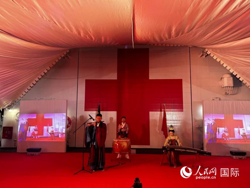 医院船文艺小分队表演了精彩的文艺节目。 人民网记者 陈一鸣摄