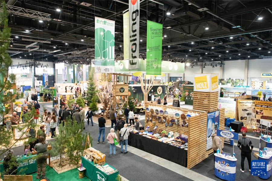 1月16日，在德国首都柏林，人们在柏林国际绿色周现场参观。新华社记者 张豪夫 摄