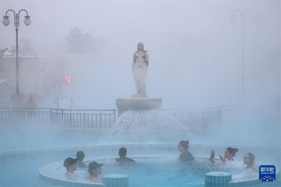 1月16日，人们在雪后的匈牙利布达佩斯塞切尼温泉休闲。新华社发（鲍洛格·达维德摄）