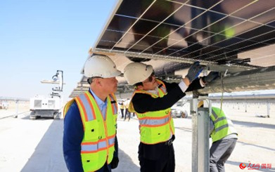 工作人员在辅助机器人操作。人民网记者 管克江摄