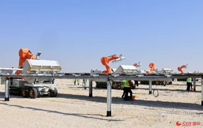 机器人正在进行安装工作。人民网记者 管克江摄