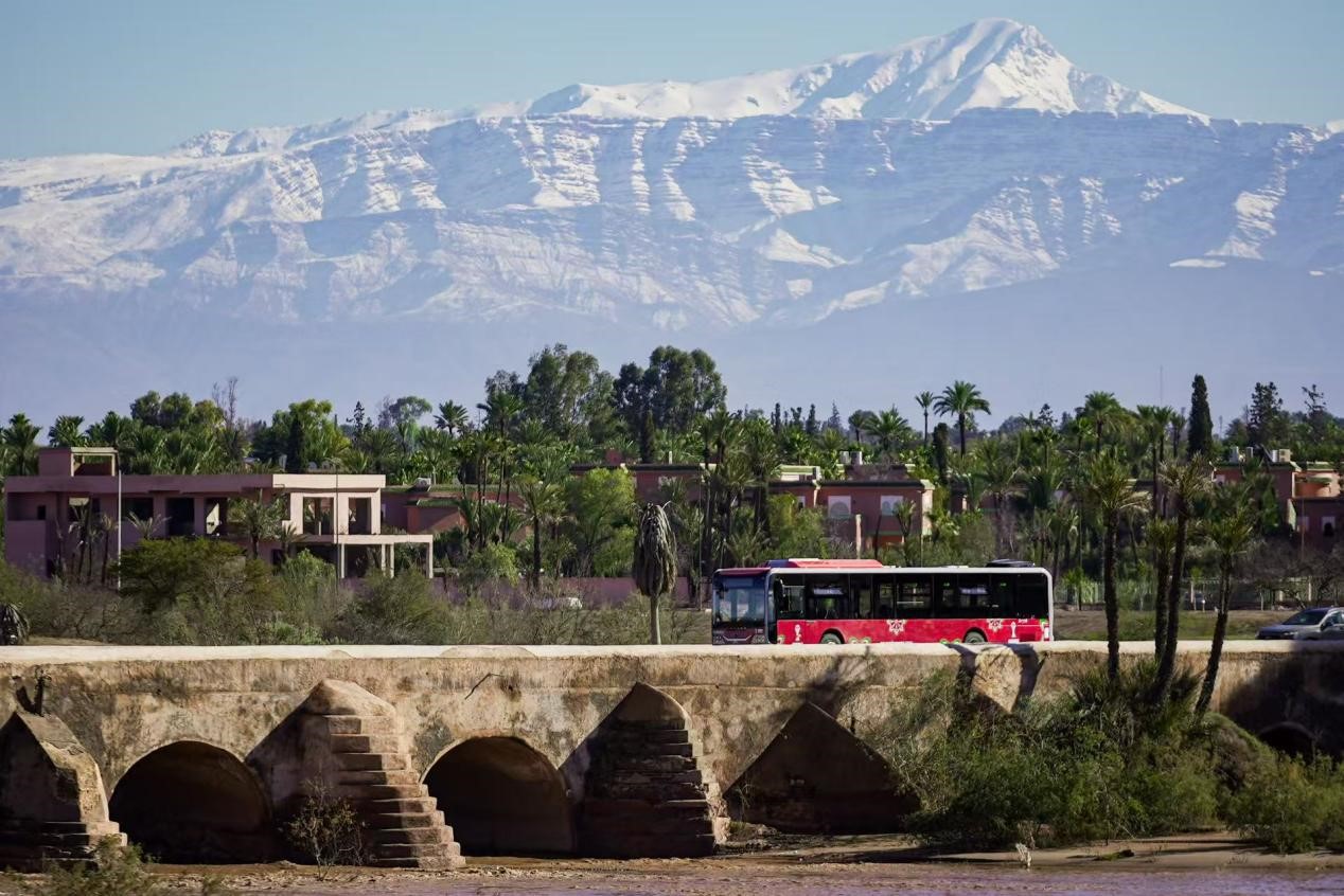 中国客车在马拉喀什城区运营场景。胡敬超摄