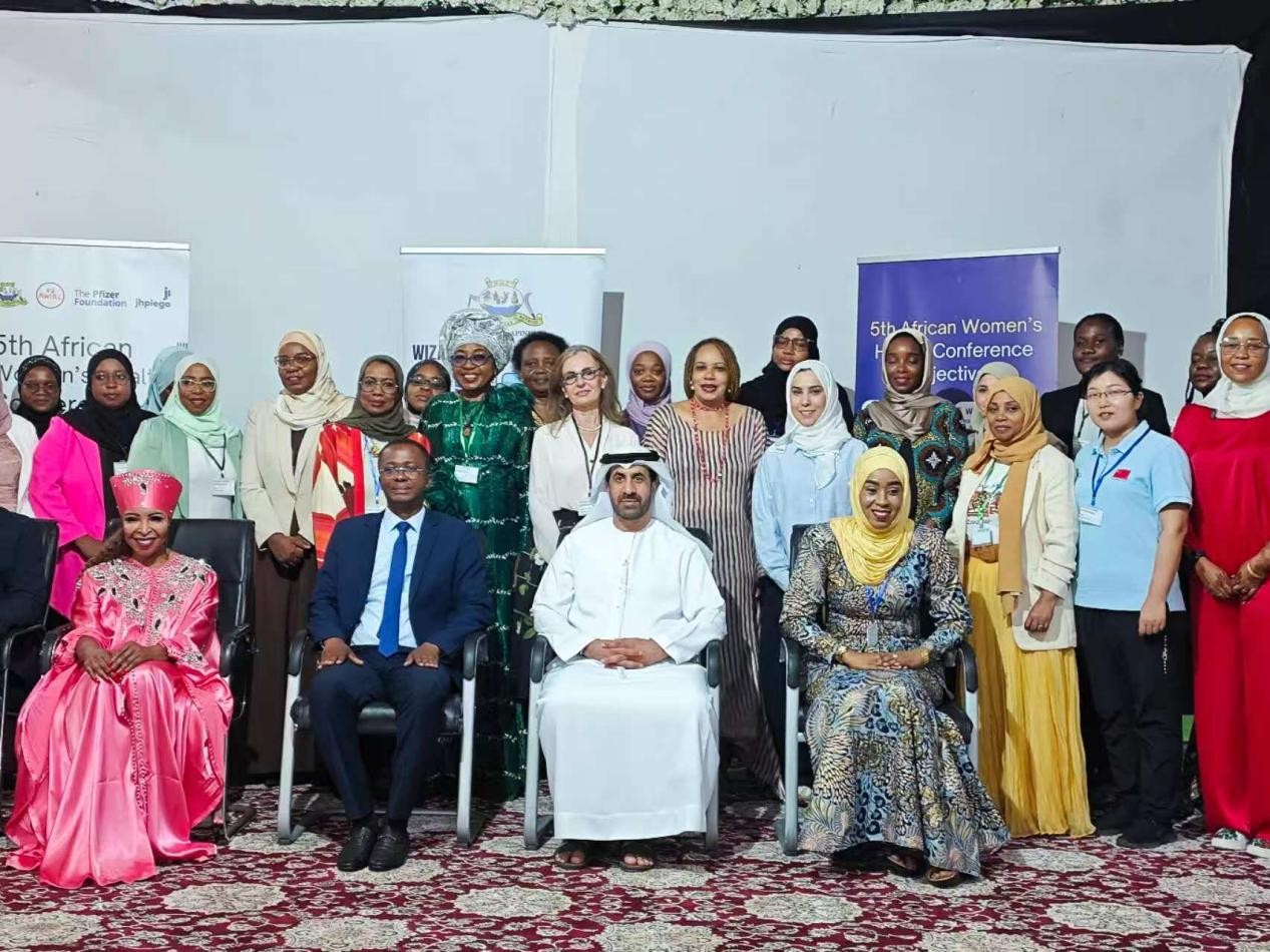 第五届非洲妇女健康大会与会者合影。 第35批援桑医疗队 供图