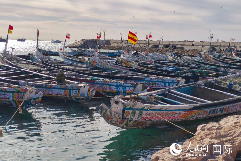 花花绿绿的渔船 人民网记者黄培昭摄