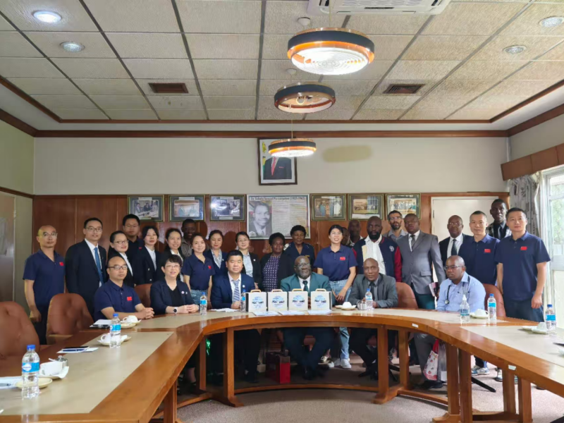 中外方医护人员交流合影。中国援津巴布韦医疗队供图