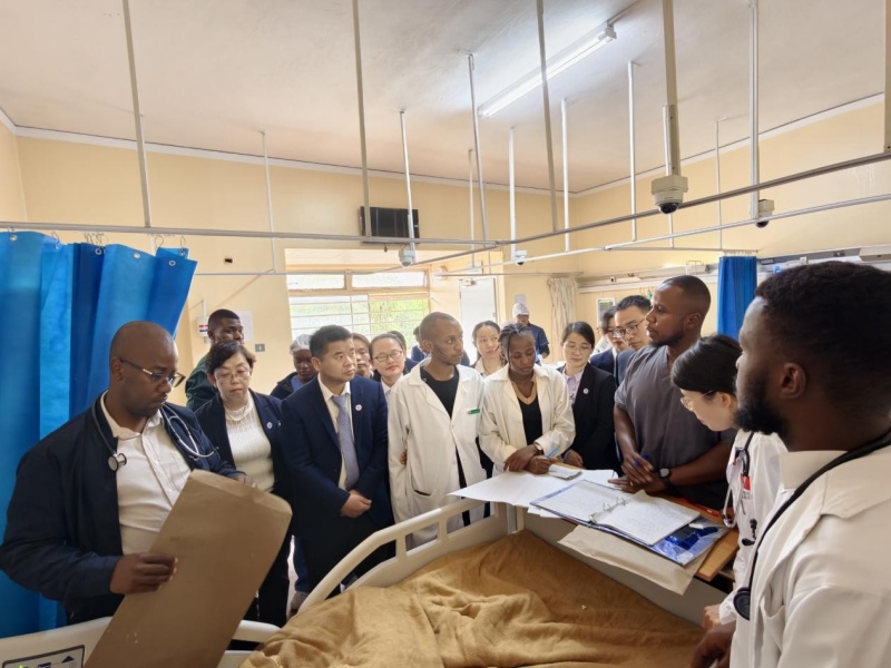 中外方医护人员共同查房并讨论疑难病例。中国援津巴布韦医疗队供图