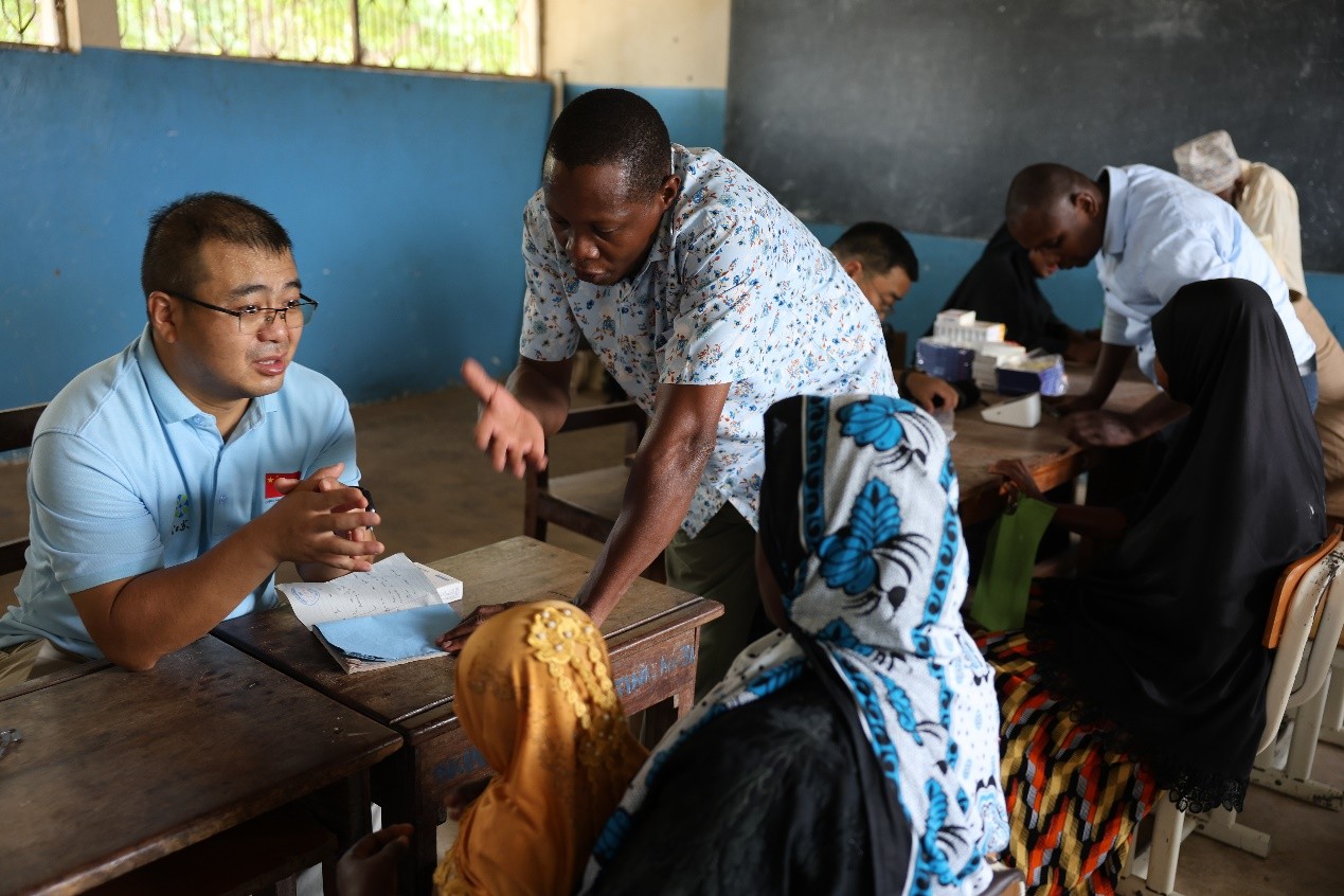 义诊现场(侯建文摄)