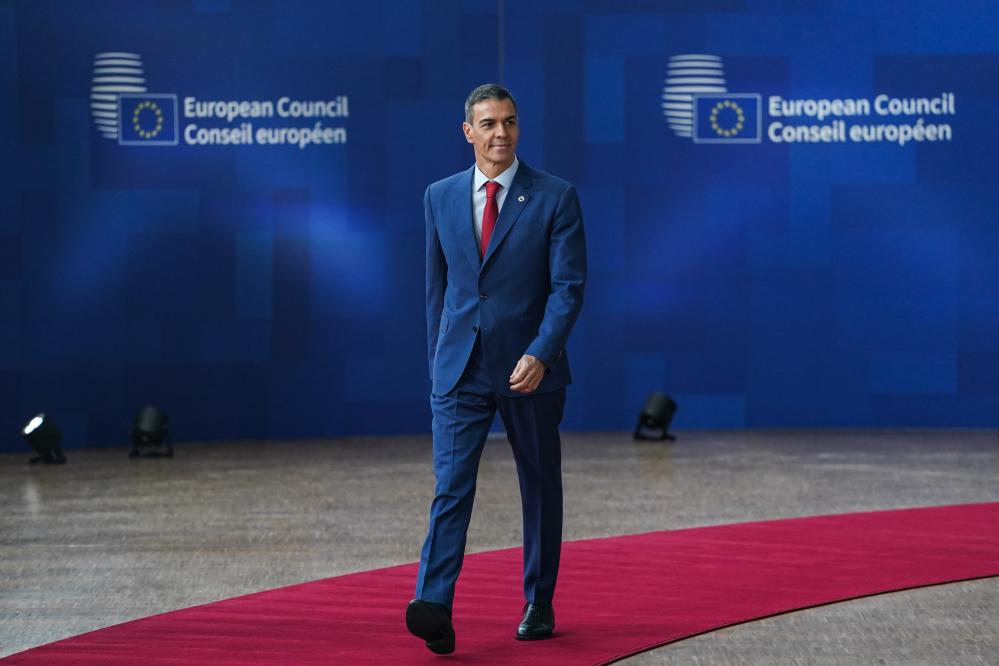 2025年10月23日，在比利时首都布鲁塞尔，西班牙首相桑切斯出席欧盟峰会。新华社记者彭子洋摄