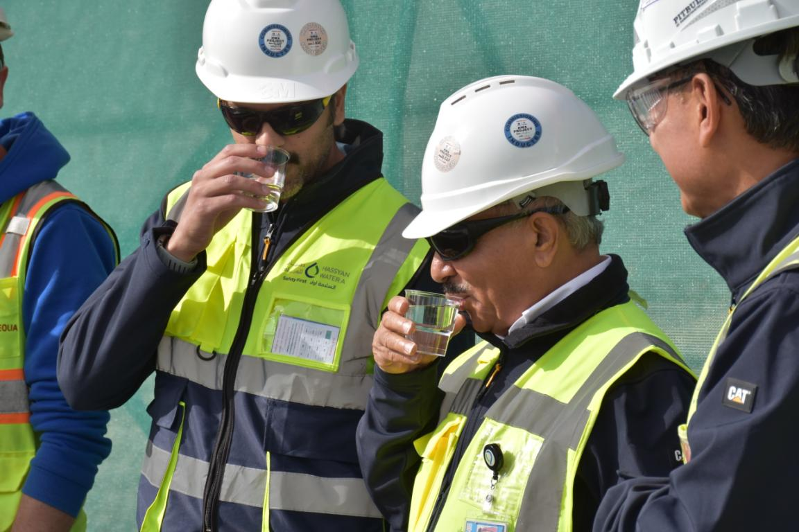 庆典仪式上嘉宾品尝合格水。山东电建三公司供图