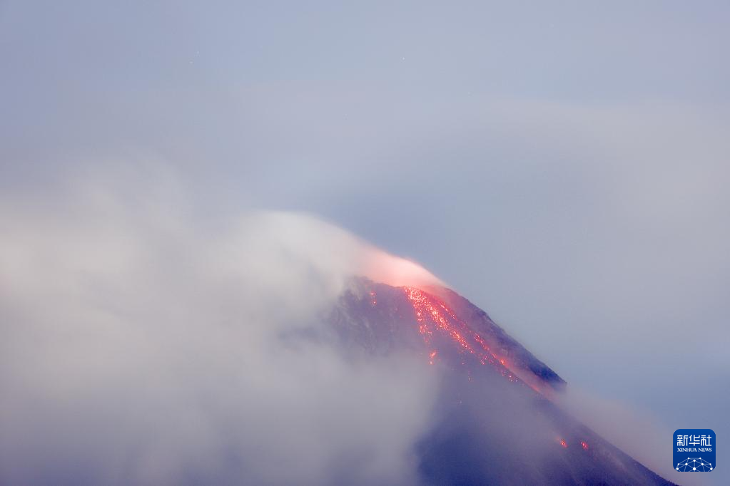 1月23日，位于菲律宾阿尔拜省的马荣火山喷出熔岩。新华社发（乌马利摄）