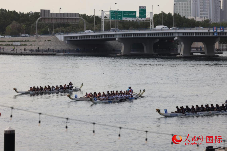 参赛选手在起点蓄势待发。人民网记者 张志文摄