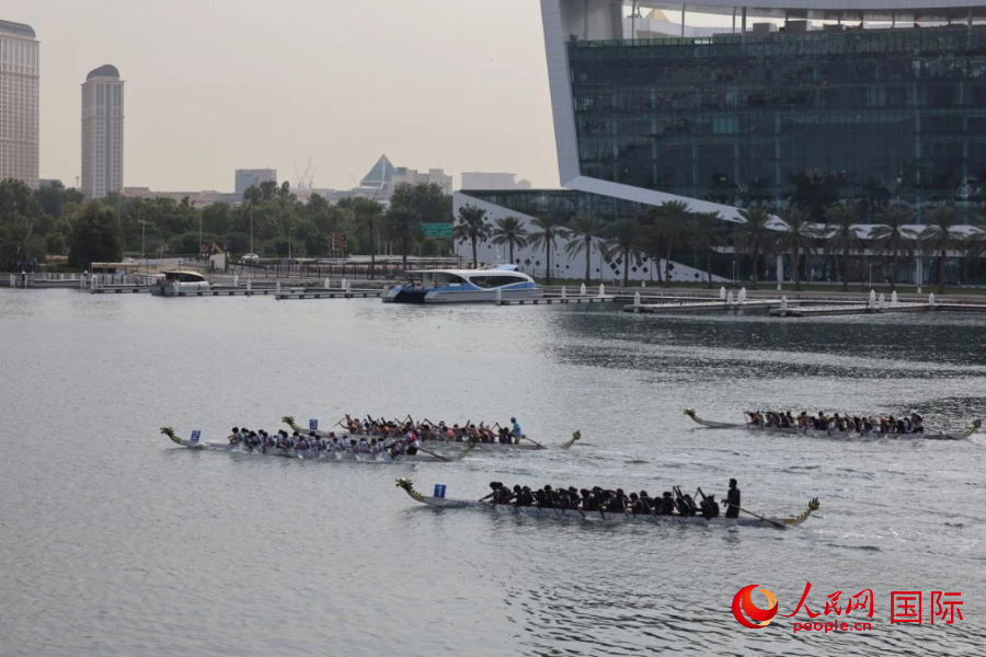 迪拜河上，龙舟竞发争流。人民网记者 张志文摄