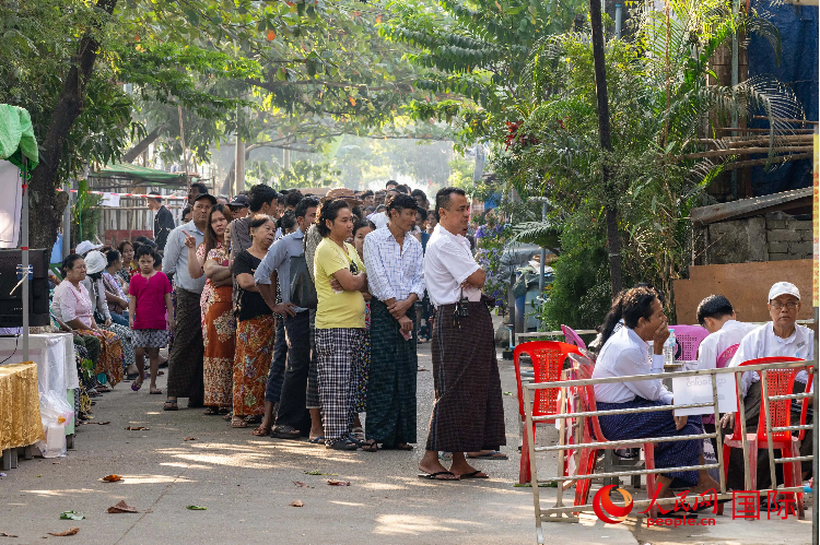 1月25日，选民在仰光某街道设立的投票站前等待入场投票。人民网记者 谢佳君摄