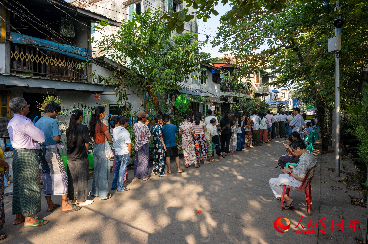 1月25日，选民在仰光某街区设立的投票站前排队。人民网记者 谢佳君摄
