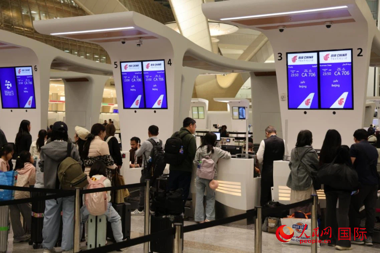 1月24日晚，阿布扎比扎耶德国际机场内，乘坐阿布扎比—北京航班的旅客正在办理值机手续。人民网记者 张志文摄
