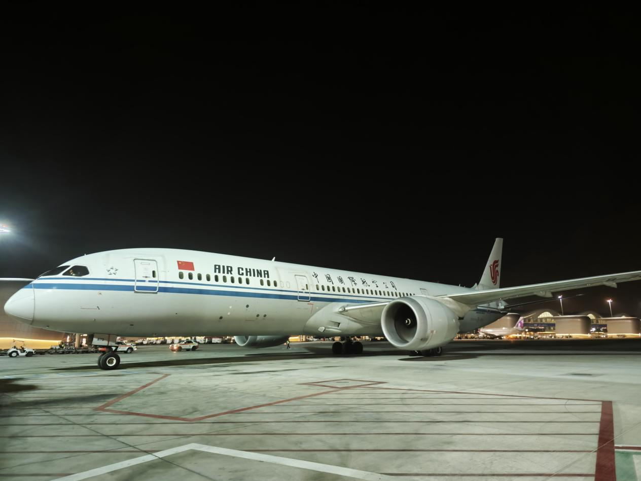 图为国航客机抵达阿布扎比扎耶德国际机场停机坪。中国国际航空公司供图