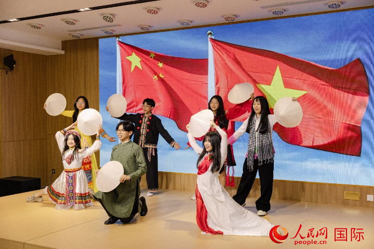 越南舞蹈。人民网记者 白晓川摄