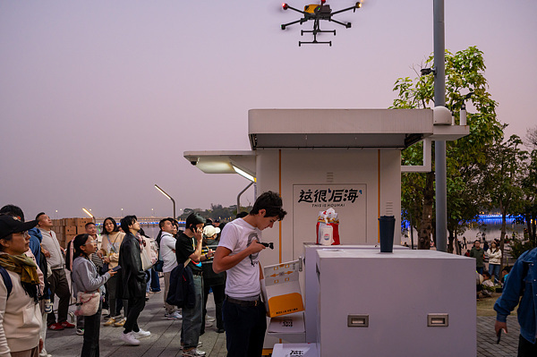 在深圳，外国游客体验无人机外卖送餐。