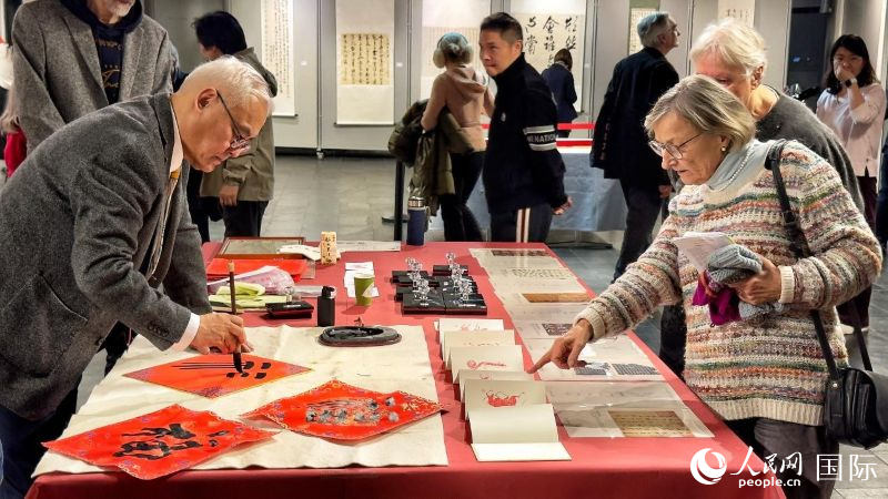 图为周斌为观众书写“福”字。赵宏笙摄