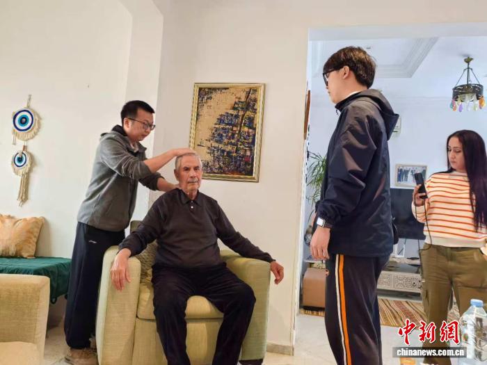 图为2025年2月，宗懿正在为当地民众诊疗。 受访者供图