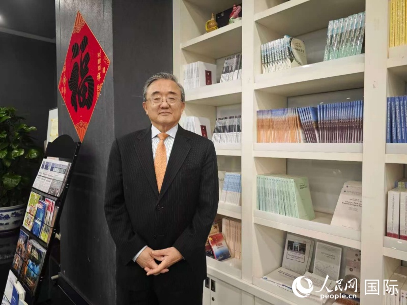 近日,中国气候变化事务特使刘振民在外交部蓝厅接受人民网专访。人民网记者 崔译戈摄