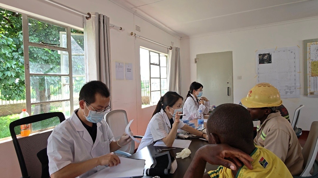 义诊现场。医疗队供图