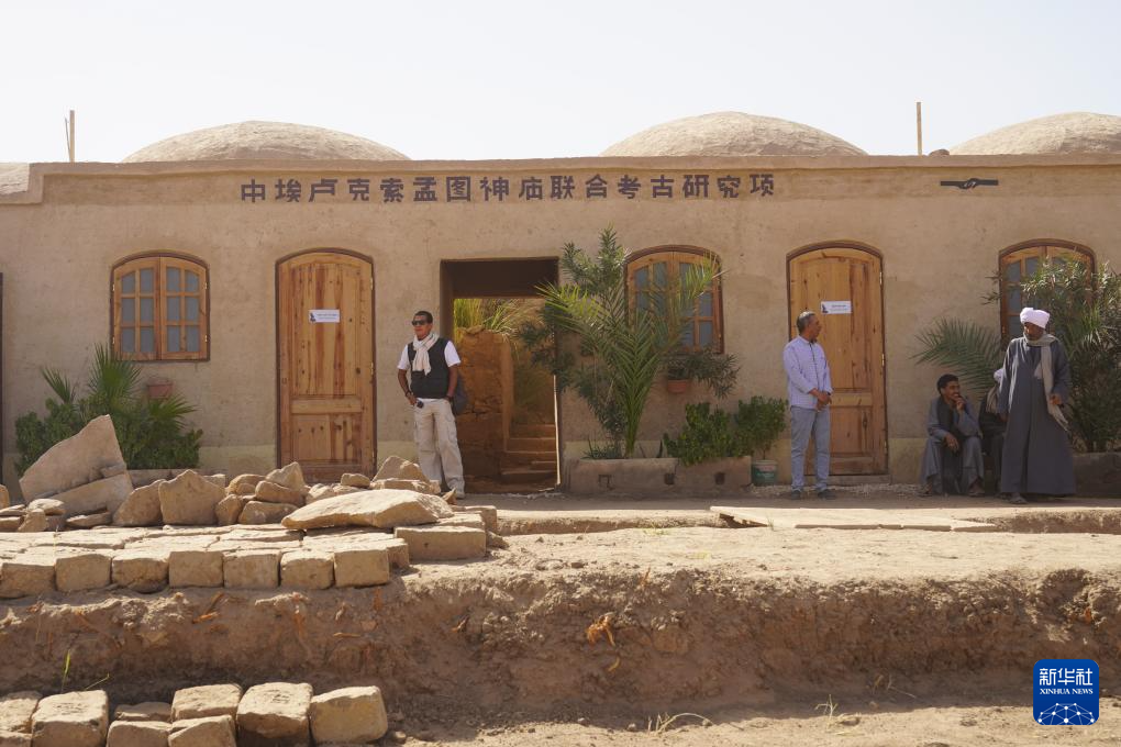 这是1月24日在埃及卢克索省卡尔纳克孟图神庙遗址区拍摄的中埃卢克索孟图神庙联合考古项目现场。新华社记者 姚兵 摄
