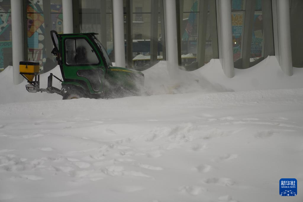 1月25日，在美国纽约，一辆铲雪车清理积雪。新华社记者 张凤国 摄
