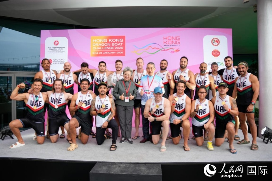 中国驻迪拜总领事欧渤芊、香港特别行政区政府驻迪拜经济贸易办事处主任陈尚文与参赛队伍合影。塔里克·易卜拉欣摄