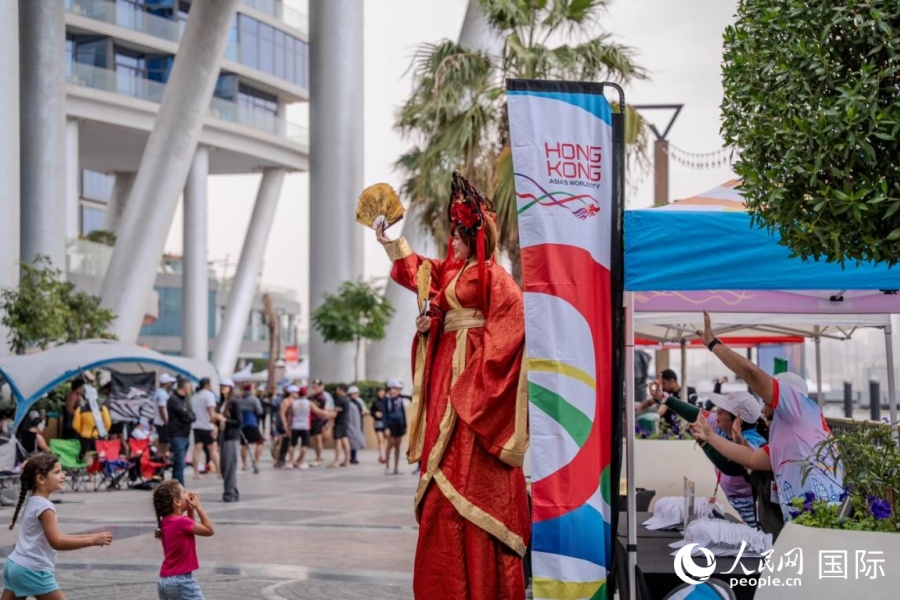 赛场另一侧，中国文化展示吸引小观众驻足。塔里克·易卜拉欣摄