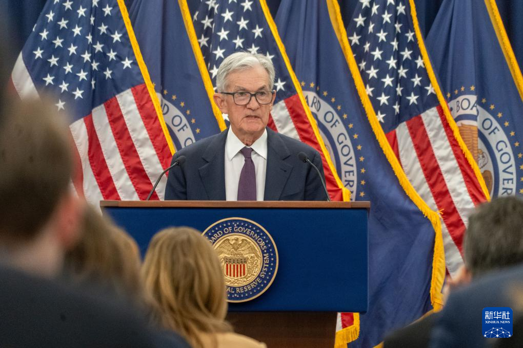 1月28日，在美国首都华盛顿，美国联邦储备委员会主席鲍威尔出席记者会。新华社发（李源清摄）