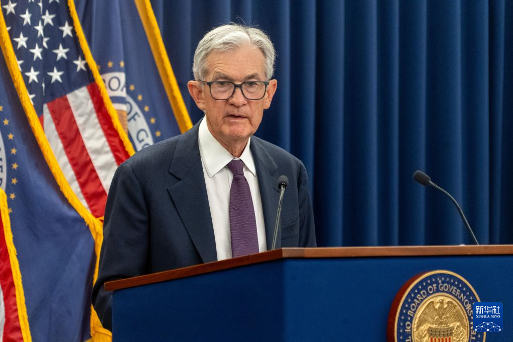 1月28日，在美国首都华盛顿，美国联邦储备委员会主席鲍威尔出席记者会。新华社发（李源清摄）