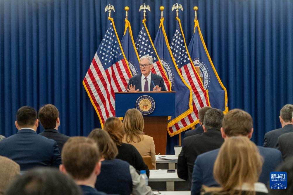 1月28日，在美国首都华盛顿，美国联邦储备委员会主席鲍威尔出席记者会。新华社发（李源清摄）