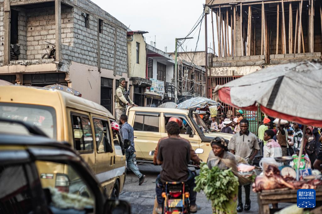 1月27日，在刚果（金）北基伍省首府戈马市，反政府武装组织“M23运动”人员在街上巡逻。新华社发